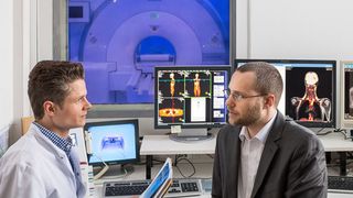 Im Steuerungsraum des MRT der Nuklearmedizinischen Abteilung des Klinikums Rechts der Isar der Technischen Universitaet Muenchen (TUM); im Bild v.l.: Dr. Carlos Gerngross, Facharzt fuer Nuklearmedizin, Assistenzarzt an der Radiologie, Klinikum Rechts der Isar, Technische Universitaet Muenchen (TUM); Dr. Tobias Fromme, wissenschaftlicher Mitarbeiter am Lehrstuhl fuer Molekulare Ernaehrungsmedizin (Prof. Klingenspor), Technische Universitaet Muenchen. (Astrid Eckert / TU Muenchen)