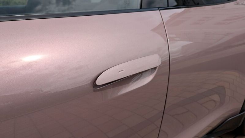 2. Die Effizienz: Gemessen an den enormen Fahrleistungen ist die Effizienz des batterieelektrischen Wagens verblüffend. Porsche nennt für die von uns getestete Version einen Durchschnittsverbrauch von 19,7 kWh/100 Kilometern. Wir erreichten auf der Autobahn, besetzt mit drei Personen und Gepäck, 21 bis 22 kWh. Auf einer längeren Landstraßenpassage sank der Verbrauch auf etwa 16 kWh. Zum Vergleich: Das entspricht dem Energieinhalt von 1,6 Litern Diesel. Wie viel Prozent der versenkbare Türgriff zur Effizienz beisteuert, ist uns nicht bekannt. (Bild: Rosenow – VCG)