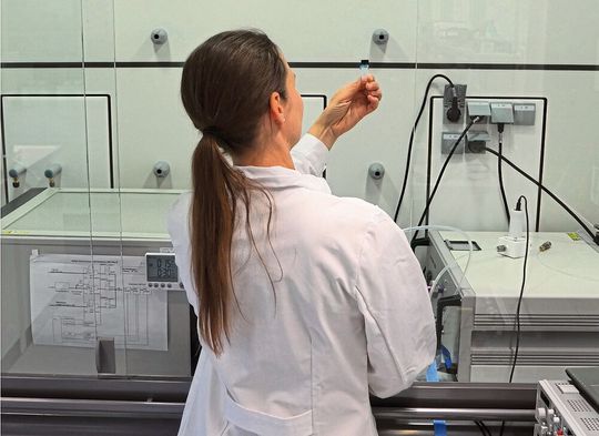 Dr. Jessy Schönfelder vor dem Gasmessstand (l.) und einem Referenzgerät für die Gasanalytik (r.). Dr. Jessy Schönfelder vor dem Gasmessstand (l.) und einem Referenzgerät für die Gasanalytik (r.).
