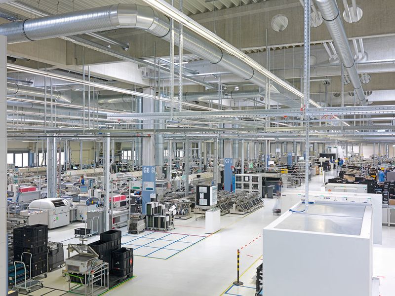 Bild 1: In einer neuen Produktionshalle am Standort Fürth fertigt Siemens Systems Engineering hochflexibel unterschiedliche Produkte in mittleren bis kleinen Losgrößen. (Bild: Siemens)