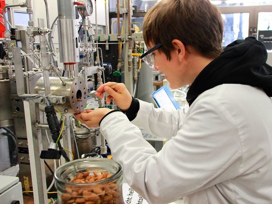 Karen Fuchs im Hochdrucktechnikum bei Vorversuchen an einer 60 ml-Hochdrucksichtzelle zur Imprägnierung von Mandeln.(Bild:  Fraunhofer Umsicht)