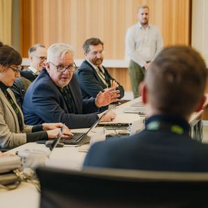 Viele gute Gespräche gab es bereits bei „Scale New Chemistry“ im März in Berlin. Frank Lerch, (Dritter von links), FEW Chemicals aus Bitterfeld, ist als Mentor im Programm „Scale New Chemistry“. (Bild:  Ana Torres/ Forum Rathenau e.V.)
