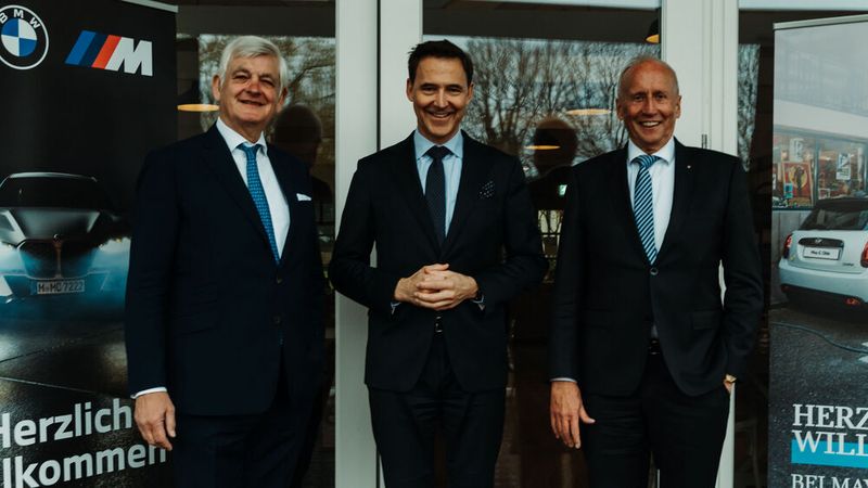 Sind mehr als zufrieden mit dem Jahresergebnis 2022 von May & Olde: (v. l.) die Gesellschafter Michael May, Christian Rönsch (geschäftsführender Gesellschafter) und Hans Otto Olde.(Bild:  May & Olde)