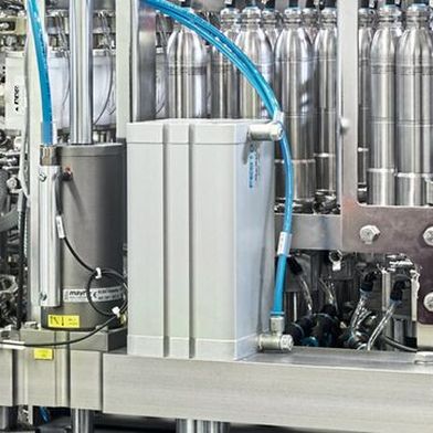 Die Servomotoren der Cyber Dynamic Line im Einsatz bei Dosieranwendungen von Flüssigkeiten für exakte und prozesssichere Kundenanforderungen – hier integriert in einer Produktformungsmaschine für Spülmittelpads. (Bild: Wittenstein)