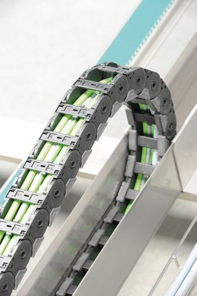 Gleitschuhe aus hochabriebfestem Spezialkunststoff schützen die Kettenbänder bei gleitender Anordnung. Bei Verschleiß müssen nur diese Zubehörteile erneuert werden; je nach Anwendungsfall entsteht im Vergleich zum Kettentausch nur ein Bruchteil der Kosten. (Bild: Kabelschlepp)