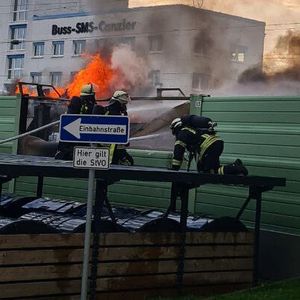Ausgebrochen war das Feuer in voller Fahrt. Zum Stehen kam der Autozug im Butzbacher Bahnhof. (Bild:  Feuerwehr der Stadt Butzbach)