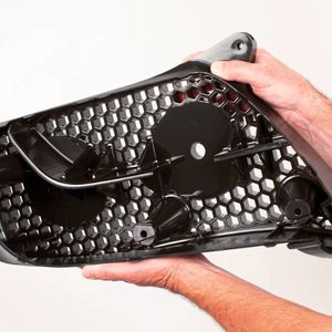 Gross und stabil: Aus dem Acrylatharz Accura AMX Rigid Black gefertigte Vorrichtung für Pkw-Kühlergrill.  