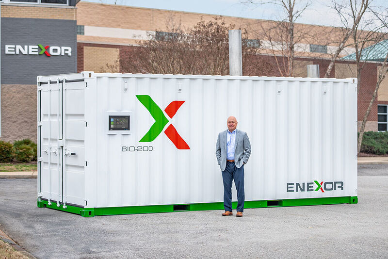Enexor CEO Lee Jestings with a Bio-CHP unit at the company's headquarters in Franklin, Tennessee, USA. (Business Wire)