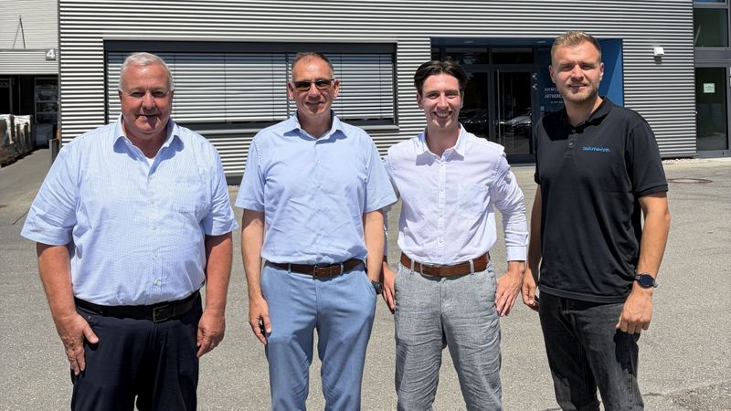 Persönliches Treffen am Produktionsstandort von Bedrunka+Hirth in Bräunlingen (v.l.n.r.): Ludwig Kellner (B+H, CEO), Jürgen Widmann (EVO, CEO), Jonas Rohart (B+H, Anwendungstechnik) und Lukas Stocker (B+H, Vertriebsleitung)(Bild:  EVO Informationssysteme)