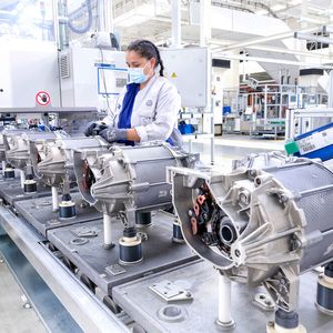 Montage des E-Antriebs für den MEB in Kassel.(Bild:  Volkswagen)