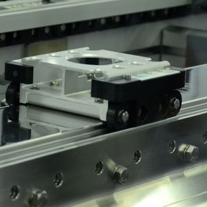 Die Transportwagen können über Linearmotoren flexibel bewegt...(Bild:  Michel)