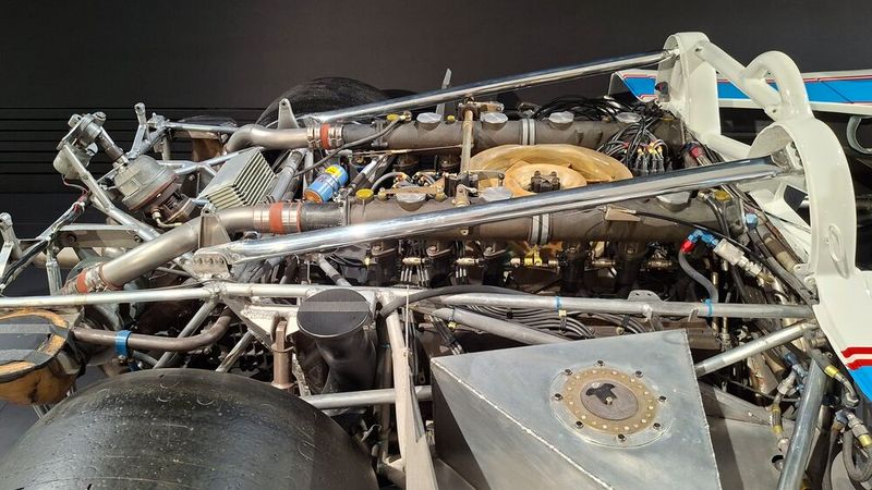 Mit einem Ladedruck von 1,3 bar konnte die Motorleistung des 4,5-Liter Motors von 383 kW (520 PS) auf 626 kW (850 PS) bei einer Drehzahl von 8000/min erhöht werden, was ungefähr auf der Höhe der Konkurrenz mit ihren großen amerikanischen V8-Saugmotoren lag. 1972 wurde der Hubraum auf fünf Liter vergrößert, wodurch die Maschine 736 kW (1000 PS) leistete. Die beiden Versionen des Porsche 917/10 TC, die zur Steigerung des Abtriebs mit einem großen Heckflügel ausgestattet wurden, setzten sich gegen die bis dahin dominierende Konkurrenz der McLaren durch und Porsche gewann den CanAm-Titel. (Bild: Dominsky – VCG)