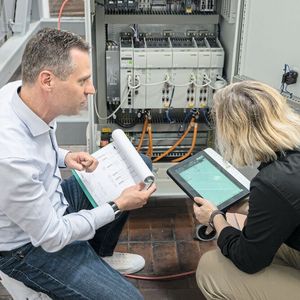 Dank innovativer Technik erfordern die Steuerungskomponenten von Keba deutlich kleinere  Schaltschränke als Produkte anderer Hersteller.(Bild:  Keba)