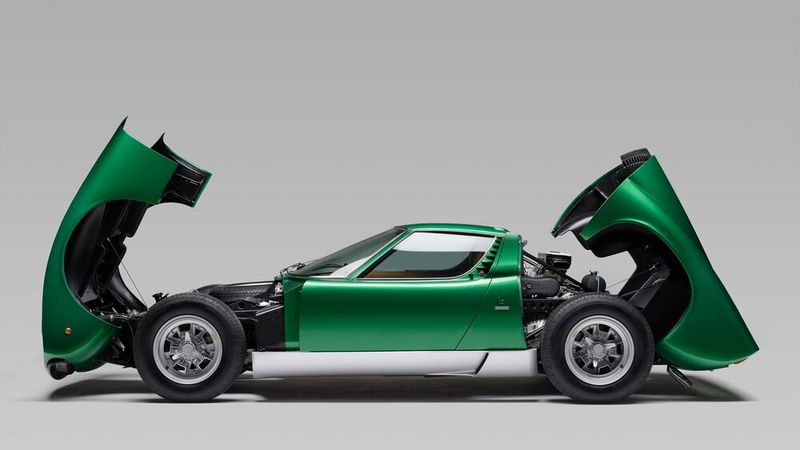 Mit einer Fahrzeughöhe von nur 1,05 m ist der Miura einer der flachsten Sportwagen; auch die Länge von 4,37 m und die Breite von 1,76 m ergeben die typischen Proportionen eines Sportwagens. Die letzte Serie, der Miura SV, wurde mit einer leicht verbreiterten Karosserie gebaut. Von 1966 bis 1970 wurden insgesamt 474 Miura produziert, plus ein Roadster. Die Produktionszeit des Miura S reichte von 1968 bis 1971, wobei 140 Exemplare entstanden. Das letzte Fahrzeug rollte im April 1975 aus der Fabrik.  (Bild: Lamborghini)