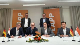 Vertragsunterzeichnung: Von links; für die Jebsen & Jessen Gruppe: Per Magnusson, Group CEO, Viktor Leendertz, Group CFO (stehend), Heinrich Jessen, Group Chairman. Für die Lapp Gruppe: Matthias Lapp, Group CEO, Jan Ciliax, Group CFO (stehend), Richard Lee, Asia Pacific CEO, bei der Vertragsunterzeichnung. (Bild: Lapp)