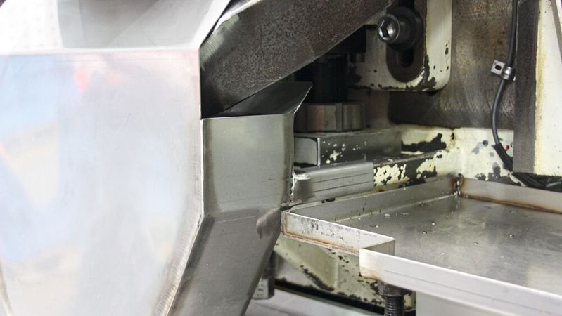 Oft ist der elektrische Transporter von Fibro gut unter den Blechrinnen versteckt. Dort erfüllt er seine Aufgabe tadellos.(Bild:  Fibro/Stéphane Itasse)