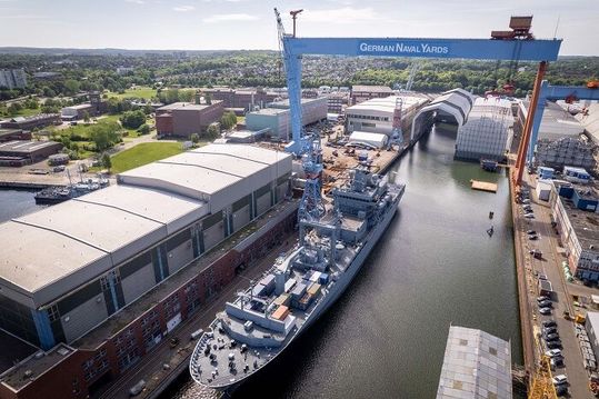 Blick auf die Kieler Werft CMN Naval Yards, die derzeit sowohl Rheinmetall als auch TKMS kauftechnisch im Visier haben. Rheinmetall hat zwar mehr Geld, aber TKMS hat dazu auch was zu sagen ...(Bild:  CMN Naval Yards)