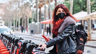 Beruflich unterwegs, aber anstelle des eigenen Dienstwagens mit unterschiedlichen Verkehrsträgern: Mobilitätsbudgets für Mitarbeiter in Unternehmen sind ein Thema, von dem Autohändler zumindest Notiz nehmen sollten. (Bild: ©alvaro - stock.adobe.com)