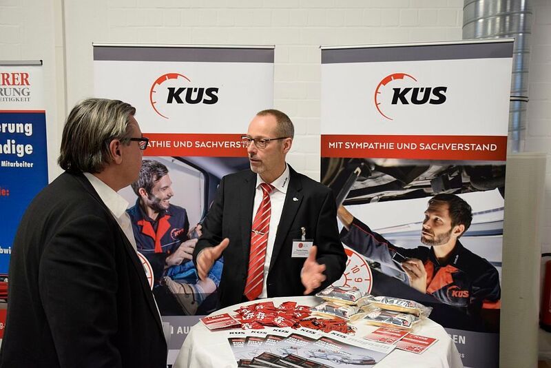 Thomas Firmery von der KÜS erklärte in Würzburg, welche Leistungen sein Unternehmen für Kfz-Sachverständige zu bieten hat. (Jan Rosenow)