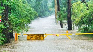 Lieferketten werden durch extreme Wetterlagen wie Fluten anfällig für Unterbrechungen. Laut McKinsey wird etwa die Halleiterfertigung in den nächsten Jahrzehnten deutlich stärker von Wirbelstürmen bedroht. (Bild: gemeinfrei // Unsplash)