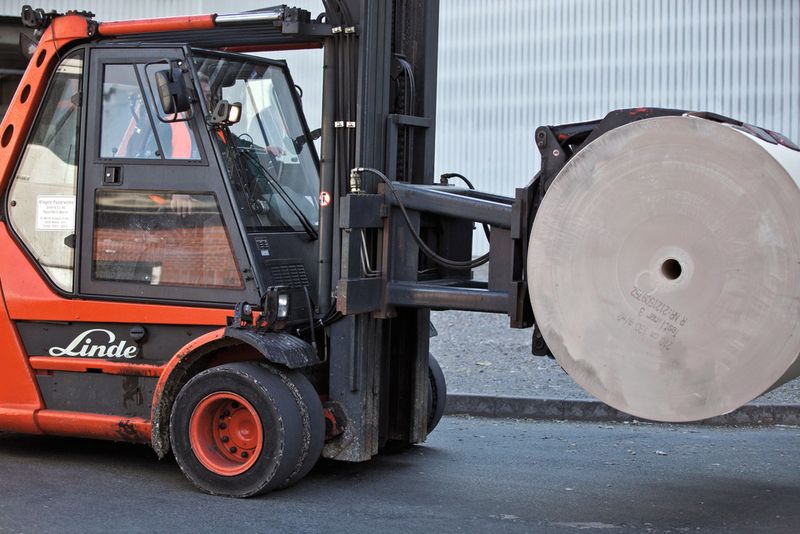 Bild 3: 8-t-Dieselstapler mit Papierrollenklammern transportieren das fertige Papier vom Lager zum Warenausgang. (Bild: Linde-MH)