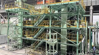 Gigantische Ausmaße: Die Vertikalstrahlanlage ist 14 Meter hoch und steht in einer zweieinhalb Meter tiefen Grube. Vier Inspektionsbühnen inklusive Aufstiegstreppen geben der Anlage ein noch imposanteres Erscheinungsbild. (Bild: Tisco)