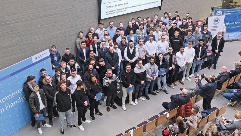 87 neue Gesellen konnte die Kfz-Innung Mittelrhein freisprechen. Der feierliche Abschluss der dreieinhalbjährigen dualen Ausbildung fand im Koblenzer Zentrum für Ernährung und Gesundheit statt. Obermeister Hans-Werner Norren lobte den Einsatz aller Beteiligten und freute sich über das gelungene Fest. Der Prüfungsausschussvorsitzende Jörg Kreuser betonte die Vorreiterrolle des Prüfungsverfahrens der Innung. 70 Personen seien „hinter den Kulissen“ beteiligt, um einen optimalen Ablauf zu gewährleisten. Ein anspruchsvoller Abschluss einer ebensolchen Ausbildung, deren Inhalte ständiger Weiterentwicklung unterliegen. (Bild: Kfz-Innung Mittelrhein)