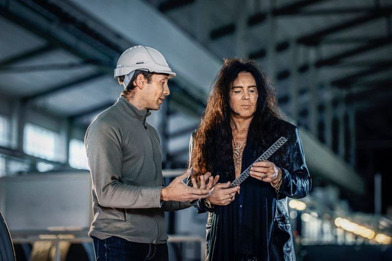 Tomas Forsman, R&D Engineer bei Sandvik, erklärt Gitarrenheld Yngwie Malmsteen die einzigartige Isotropic Lightweight Structure (ILS). ILS wurde für den Bau der weltweit erste 3D-gedruckten, schlagfesten Gitarre verwendet. (Sandvik)