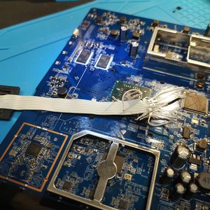 Aus dem Prozess der Datenrettung: „Zur Vorbereitung einer forensischen Auswertung fand CBL Datenrettung einen Weg, Daten aus den Chips eines Routers auszulesen.“