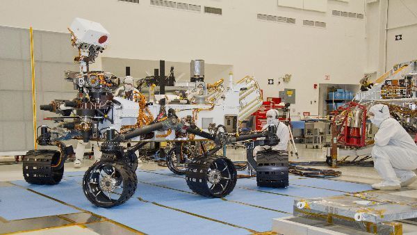 Die Räder des Rovers können stark eingeschlagen werden, so dass sich Curiosity auf der Stelle zu drehen vermag (Archiv: Vogel Business Media)