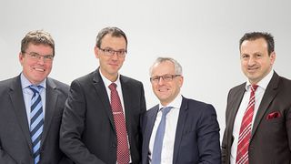 FEV hat die Anteile und Geschäfte von Etamax Space übernommen (v.l.n.r.): Holger Sdunnus und Ralf Westerkamp, Geschäftsführer der Etamax Space GmbH, Prof. Dr. Stefan Pischinger, Vorsitzender der Geschäftsführung FEV Group und Sami Sagur, CFO und Geschäftsführer der FEV Group. (FEV)