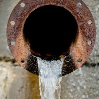 Die Tesla-Gigafabrik in Grünheide braucht viel Wasser. Das führt zu Protesten von Umweltschützern. Jetzt gibt es aber einen Vertrag, der es Tesla ermöglicht, 100 Prozent des eigenen Abwassers im Kreislauf zu nutzen ... (Bild: B. Lubber)