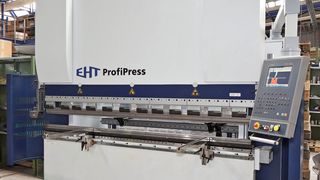 Die Auslegung der Oberwerkzeug-Klemmung der Profipress erlaubt auch den Einsatz überhoher Stempel. (Bild: EHT Werkzeugmaschinen)