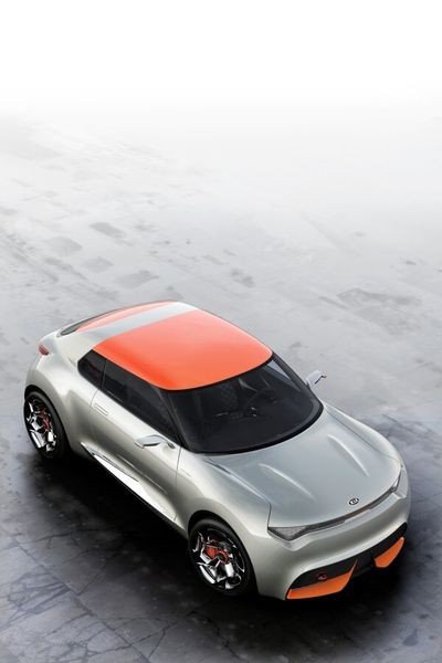 Der KIA provo: Das Coupé-ähnliche Schrägheckmodell wird angetrieben von einem Hybridsystem aus Turbobenziner und Elektromotor mit einer Gesamtleistung von 183 kW (Bild: KIA)