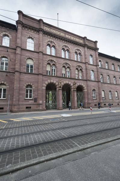 Platz 8: KIT 4,1/5 Sterne  ★ ★ ★ ★ ✩  Auf Platz 8 findet sich das Karlsruher Institut für Technologie mit 4,1 von 5 Sternen in der Gesamtwertung der allgemeinen Studiensituation.    Aus der Forschung: Mit einem neuen Spektroskopie-Großgerät wollen KIT-Forscher den Prozessen in Lithium-Ionen-Akkus auf den Grund gehen.  Ebenfalls interessant: Top 10 der besten Universitäten für Biologie und Biowissenschaften. (Bild: www.kit.edu / Karlsruher Institut für Technologie)