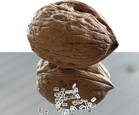 Vom ersten Transistor bis zu dem heutigen hochkomplexen Mikrochip haben sich die elektronischen Bauteile stetig verkleinert, wobei jede neue Entwicklung, Möglichkeiten und Herausforderungen mit sich brachte. (Bild:  RPtec GmbH)