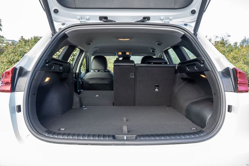 Die Batterie wurde unter der Rückbank und im Kofferraum verstaut: Das normale Kofferabteil ist damit so groß wie gehabt, nur die Fächer unter dem Boden fallen weg. (Bild: Kia)