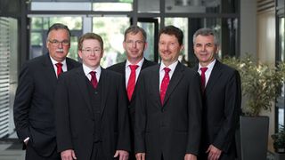 v.l. Die Geschäftsführung der Vector Informatik seit Juli 2012: Dr. Helmut Schelling, Dr. Thomas Beck, Thomas Riegraf, Eberhard Hinderer, Martin Litschel. (Vector)