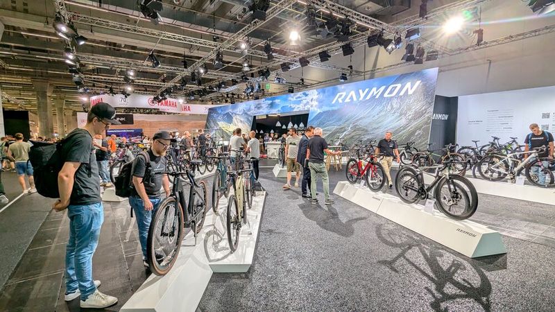 Am Vorpublikumstag herrscht noch richtig viel Platz an den Ständen. So konnte man sich alles in Ruhe ansehen. (Bild: Dominsky – VCG)