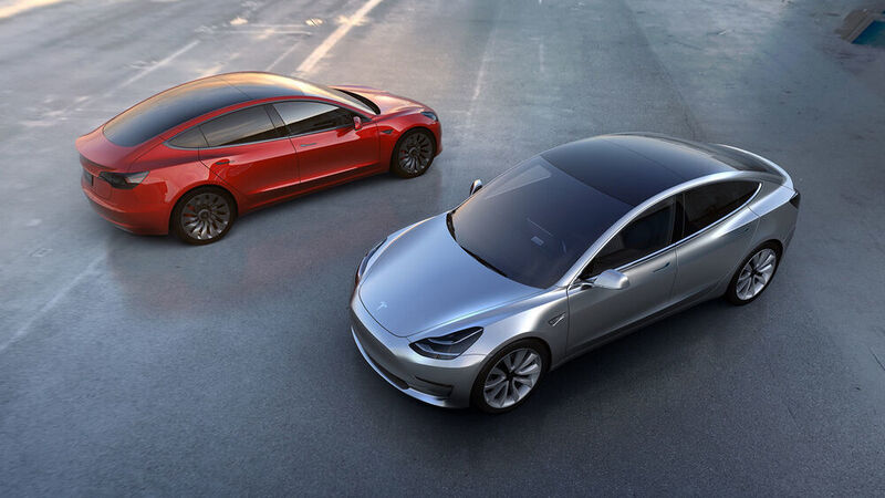 Teslas Model 3 kommt mit mittlerer Last relativ weit. (Tesla Motors)