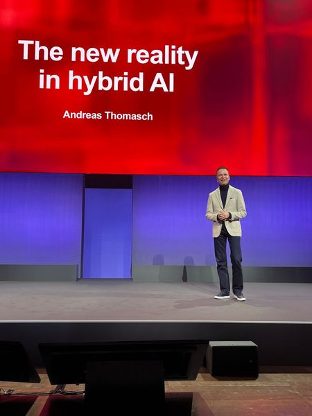 CTO Andreas Thomasch redet über die Bedeutung der neuen Hybrid AI. (Bild: Vogel IT-Medien)