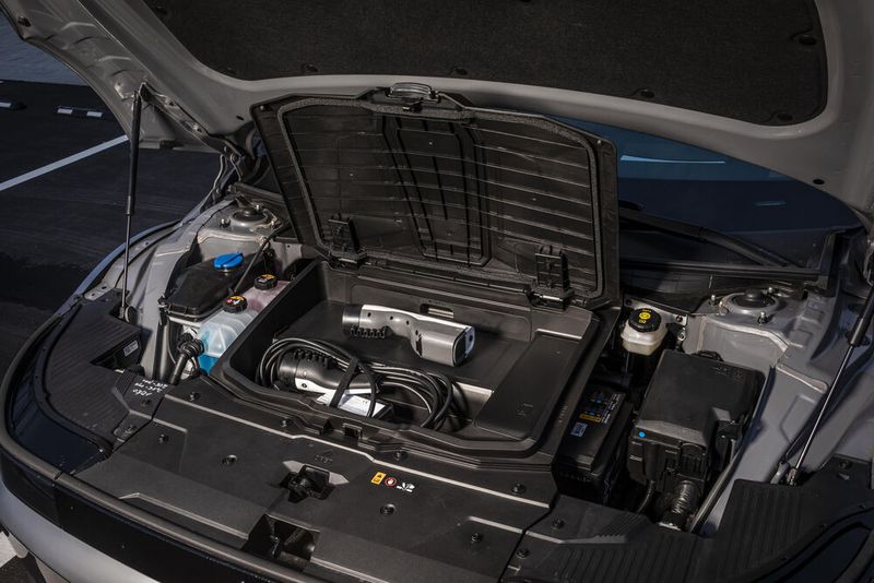 Der Frunk unter der vorderen Haube fasst noch einmal 57 Liter. (Bild: Hyundai)