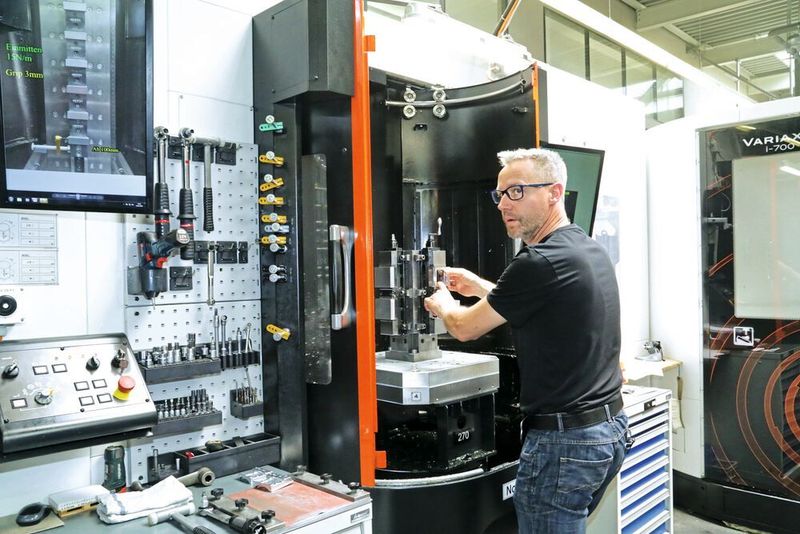 Noch Handarbeit: Die Bestückung des Palletech-Systems erfolgt manuell, während in den Maschinen andere Aufträge abgearbeitet werden. (Anne Richter, SMM)