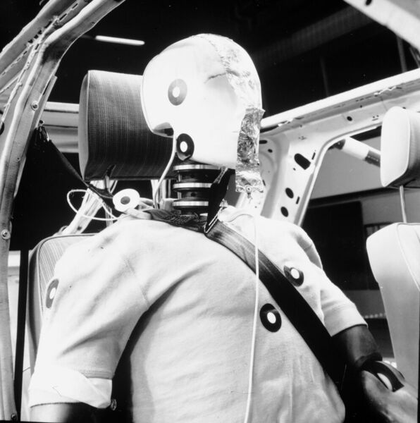 Gurtstraffertest mit unterschiedlich dicker Bekleidung. Der Gurtstraffer zieht den Gurt straff an den Körper. Dadurch werden nicht nur die Vorverlagerungen von Kopf und Brust und somit das Risiko für Kontakte mit Lenkrad oder Instrumententafel reduziert, sondern auch die Belastung für den Hals. (Mercedes-Benz AG)