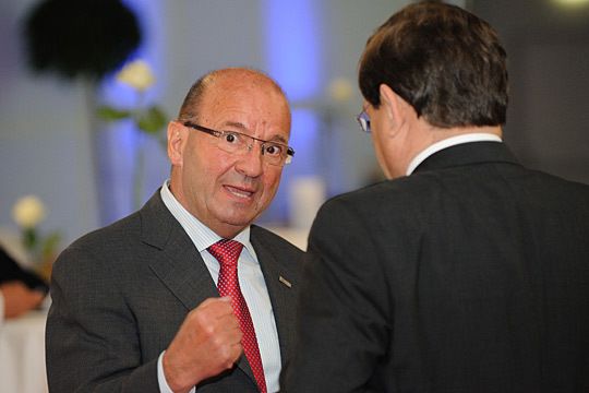 Engagierter Vertriebs-Award-Sieger: Wolfgang Hermann (li.) unterhält sich mit Nachdruck mit Axel Berger (Car Garantie). (Archiv: Vogel Business Media)