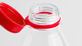 Lippenkratzer oder Umweltsegen? Seit dem 3. Juli dürfen manche Getränkeflaschen nur noch mit fest angebundenen Schraubverschlüssen in den Handel kommen (sogenannten tethered caps). Das soll Kunststoffmüll vermeiden. Ein Experte ist anderer Meinung ... (Bild: R. Zwickel)