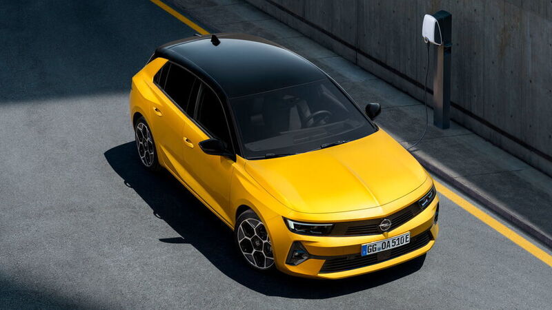 Auch die Form des jetzt 4,37 Meter langen Fünftürers ist neu: Vorn trägt er die neue familientypische Vizor-Front mit einem schwarzen Kunststoff-Kühler.  (Opel)