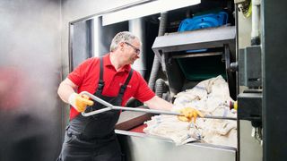 Mewa-Putztücher im Servicekreislauf gelten nicht als Abfall im Sinne des europäischen Abfallrechts, sondern werden vom Dienstleister gewaschen und können wieder benutzt werden. (Bild: ROBERTINO NIKOLIC)