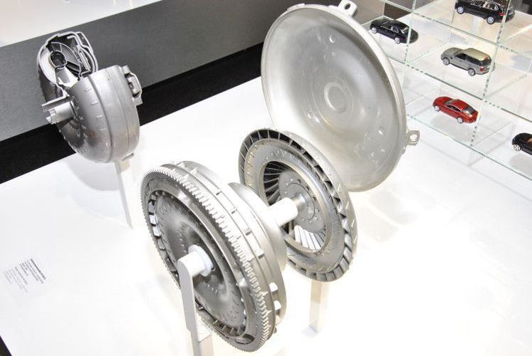 Schnittmodell eines Drehmomentwandlers (W 244 S von 1968) wie er im VW Käfer, NSU RO 80 und im Porsche 911 als Teil der „Halbautomatik“ zum Einsatz kam. Er löste die wenig erfolgreiche Fliehkraftkupplung (Saxomat) ab. (Foto: Dominsky)