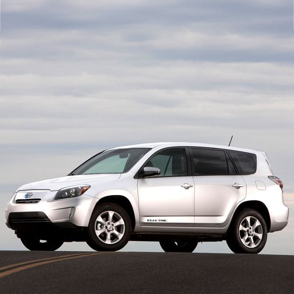 Der elektrische RAV4 basiert auf dem Modell mit Verbrennungsmotor. Neben anderen Details ist das Elektromodell am Schriftzug „Electric“ zu erkennen. Der Antriebsstrang stammt ... (Toyota)